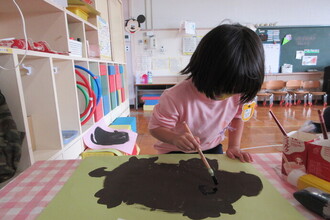 写真：秋祭りの作品を作る年少さん