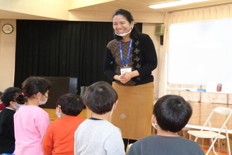 写真：英語教室に参加する年長さん