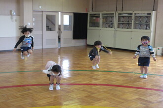 写真：縄跳びをする年中さん