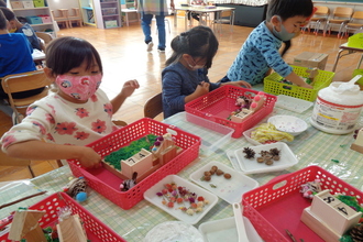 写真：秋祭りの作品を作る年長さん