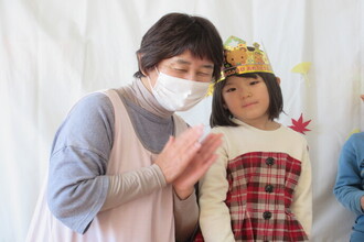 写真：園長先生に紹介してもらっている年中さん