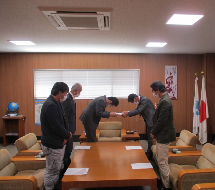 写真：松本会長と北井副会長から鈴木市長へ提言書を渡す様子