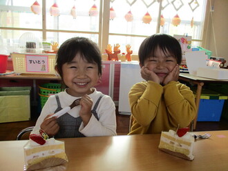 クリスマスケーキと園児の写真