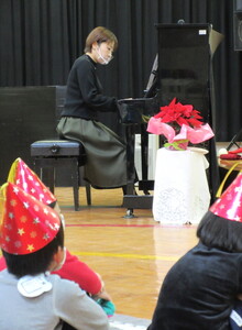 写真：クリスマスコンサートのピアノ演奏を聴く年少さん