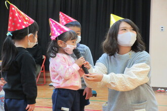 写真：サンタさんに質問をする年少さん