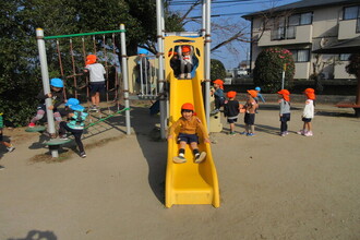 写真：交通公園で遊ぶ年中さん