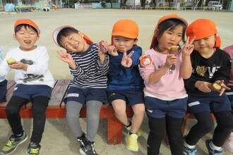 写真：焼き芋を食べる年中さん