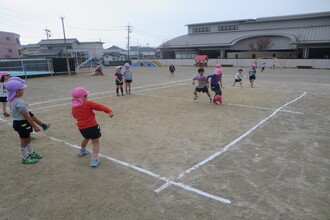 写真：ドッジボールをする年長さん