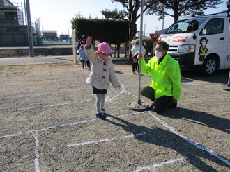 道路を渡る練習をしている園児の写真