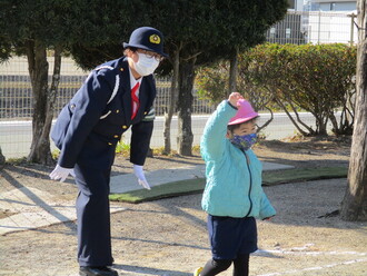 道路を渡る練習をしている園児の写真2