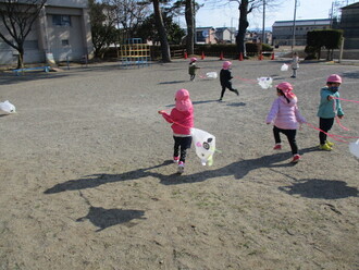 凧あげをしている園児の写真
