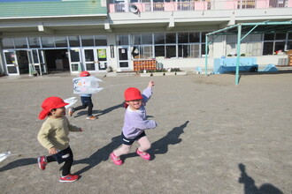 写真：凧揚げをする年少さん