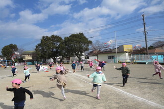 写真：凧揚げをする年長さん