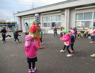 豆まきをしている園児の写真