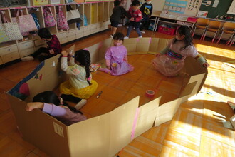 写真:段ボールでおうちを作っている年長児