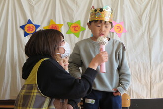 写真:インタビューを受ける年長さん