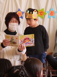 写真:園長先生にプレゼントをもらった年長さん