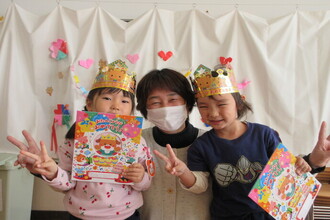写真:園長先生にプレゼントをもらった年中さん