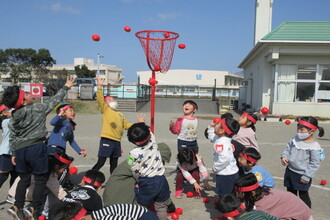 写真：玉入れをする園児