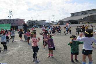 写真：踊りを踊る園児