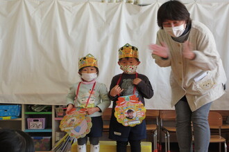 写真：プレゼントをもらった年少さん