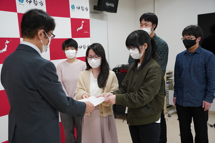 写真:提案書提出のようす