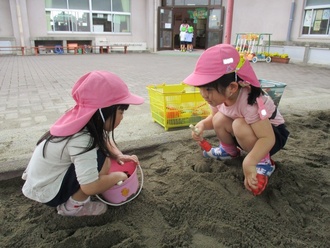 砂遊びをしている園児の写真1
