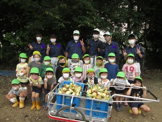 高校生と園児の集合写真