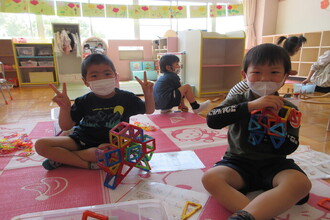 写真：室内で遊ぶりす組の子ども