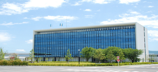 写真：シンフォニアテクノロジー株式会社　伊勢製作所（総合ビル）の外観