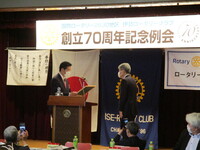 写真：会場で感謝状を贈呈する様子