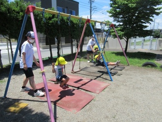 高校生と遊ぶ園児の写真3