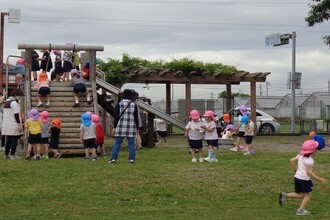 写真：公園で遊ぶ年長さん