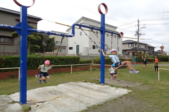 写真：公園で遊ぶ年長さん