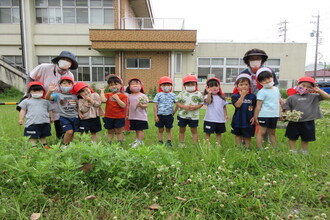 写真：いちご組の子ども達と職員