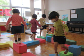 写真：プラフォーミングで遊ぶ子ども