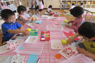 写真：製作をするこあら組の子ども達