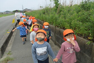 写真：さんぽをするりす組の子ども達