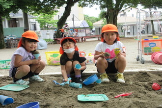 写真：砂場で遊ぶりす組の子ども達
