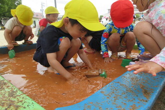 写真：赤土で泥んこ遊びをするばなな組