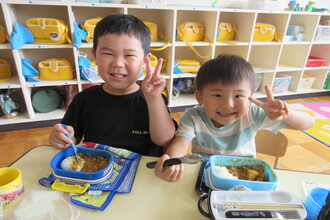 写真：カレーライスを食べる子ども達