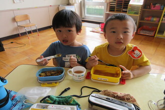 写真：カレーを食べる子ども達