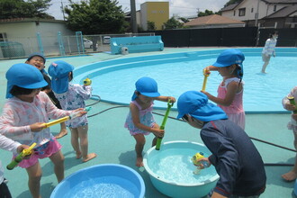 写真：水遊びをするこあら組の子ども達