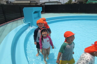 写真：水遊びをするりす組の子ども達