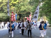 写真：内宮で参道を歩いている様子