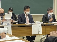 写真：会場での司会進行の様子