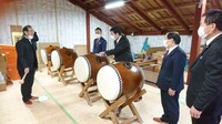 写真：会場で御頭神事用具の説明を受ける様子