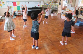 踊りを踊っている園児の写真