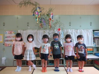 夏まつりごっこの4歳児集合写真