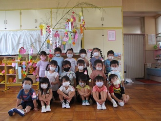 夏まつりごっこの3歳児集合写真